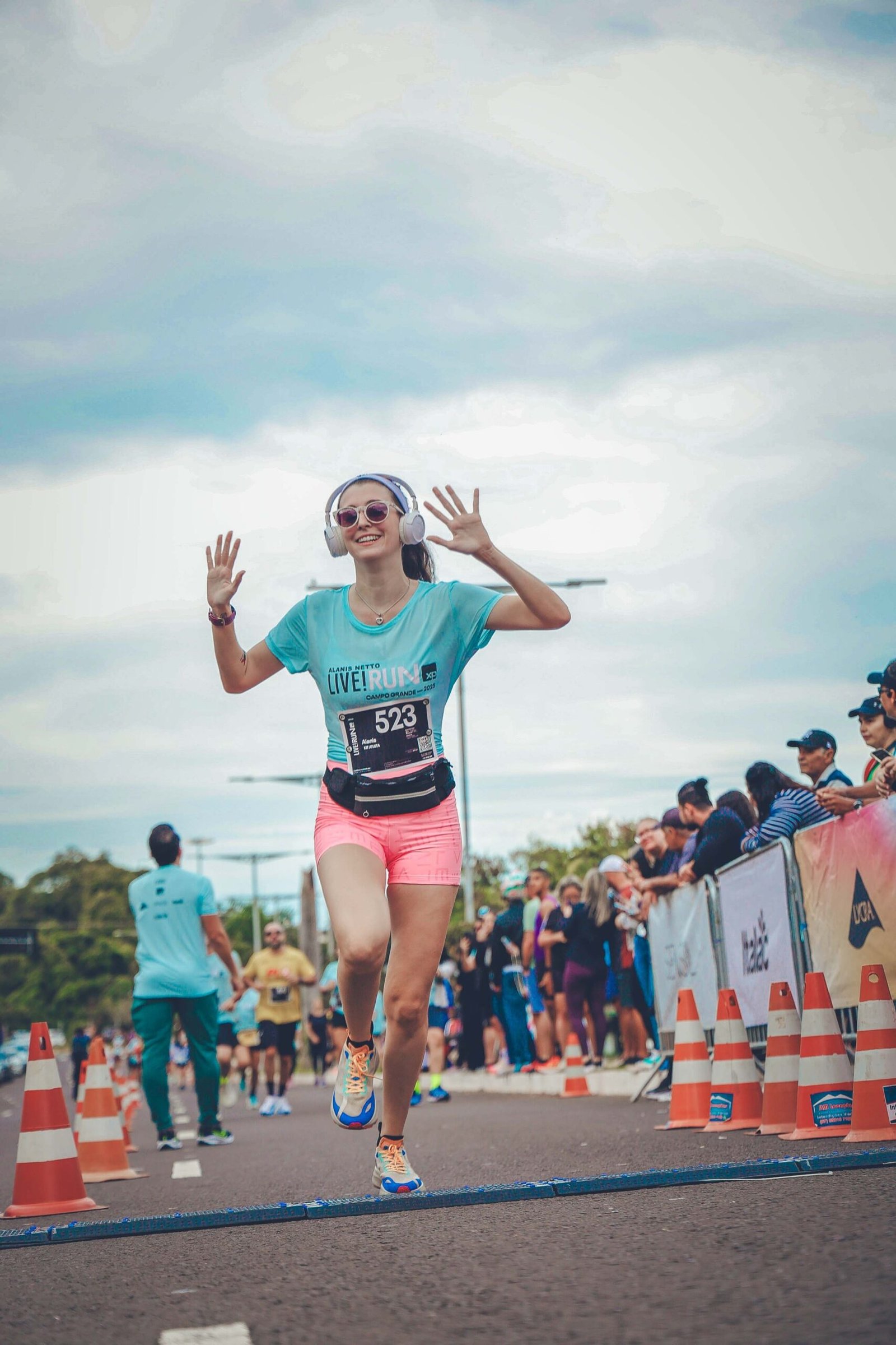 Alanis cruza a linha de chegada da Live!Run, em Campo Grande: do "o que estou fazendo aqui?" à celebração a cada prova completada. (Foto: Arquivo Pessoal)