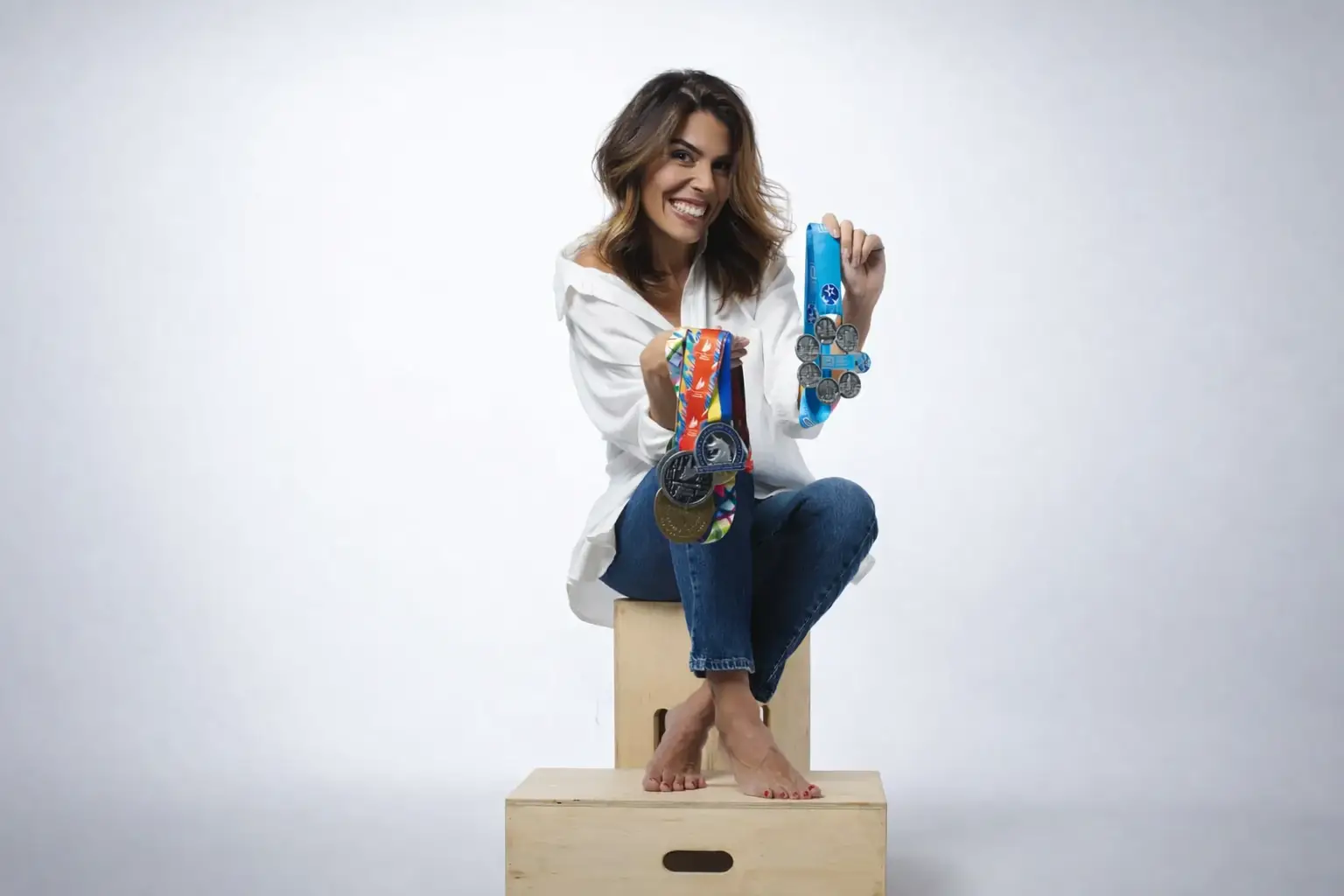 Patricia Donida exibe medalhas que simbolizam sua transição da engenharia para a corrida. (Foto: Arquivo pessoal)