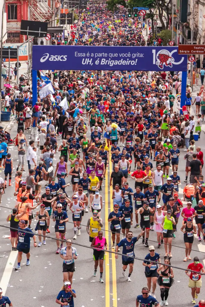Mar de corredores na centésima São Silvestre: mais de 55 mil participantes tomaram as ruas de São Paulo em clima de festa. (Foto: Arquivo pessoal)