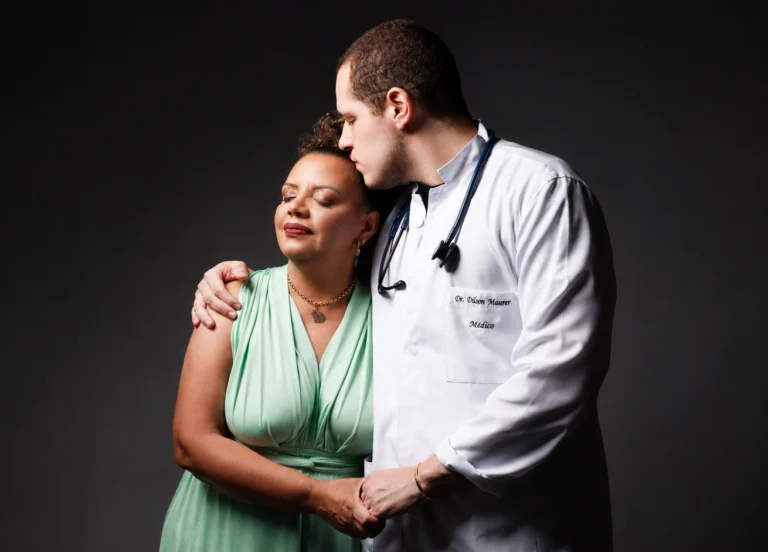 Após ver o sofrimento da mãe na menopausa, médico transforma dor em missão para ajudar mulheres 50+