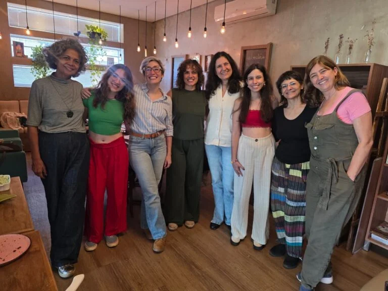 Mulheres encontram liberdade em Laboratório de Escrita Criativa no Recanto das Ervas