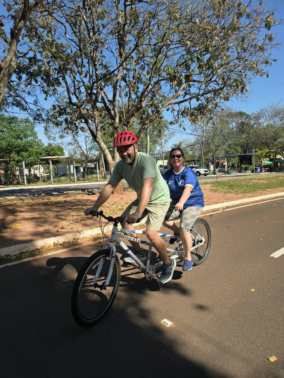 Aos 54 anos, Eva pedalou pela primeira vez durante um passeio com pessoas cegas e voluntários no Parque dos Poderes.