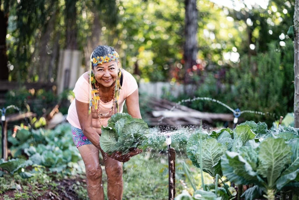 Entre a água e a terra, Zenilda cultiva alimento, sustento e esperança. (Foto: Renan Kubota)